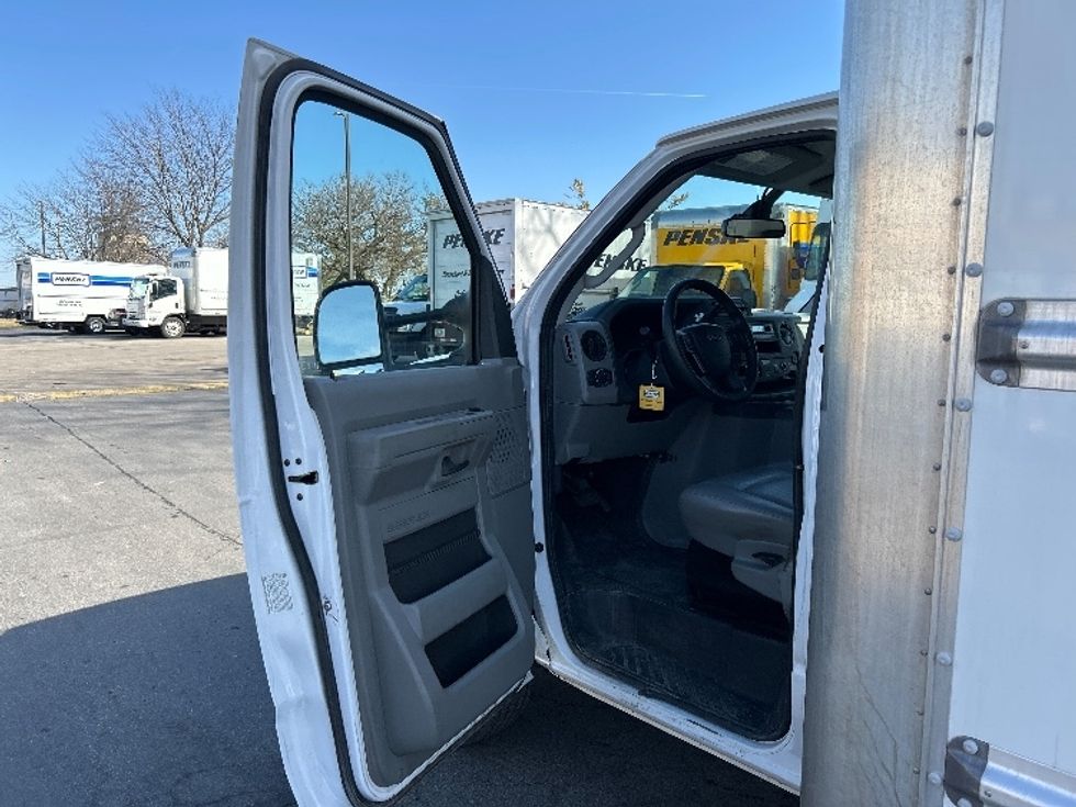 Light Duty Box Truck-Light and Medium Duty Trucks-Ford-2022-E350-Flint-MI-104,347\n\t\tmiles-$ 29,750 - Image 15