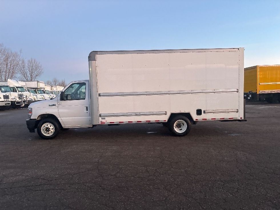 Light Duty Box Truck-Light and Medium Duty Trucks-Ford-2022-E350-Flint-MI-104,347\n\t\tmiles-$ 29,750 - Image 4
