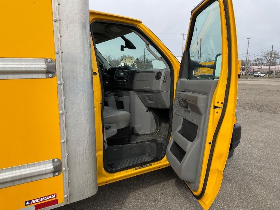 Light Duty Box Truck-Light and Medium Duty Trucks-Ford-2022-E350-Flint-MI-87,428\n\t\tmiles-$ 28,500 - Image 19