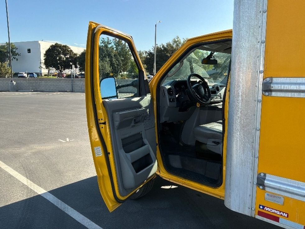 Light Duty Box Truck-Light and Medium Duty Trucks-Ford-2022-E350-Fontana-CA-102,748\n\t\tmiles-$ 27,000 - Image 16