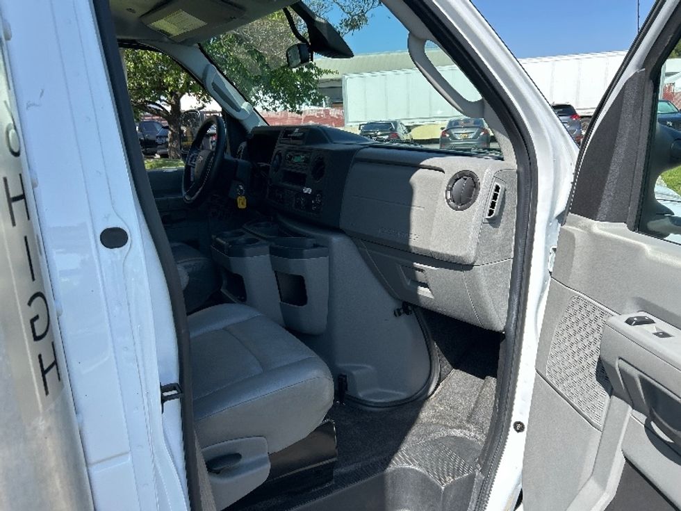Light Duty Box Truck-Light and Medium Duty Trucks-Ford-2022-E350-Fontana-CA-130,349\n\t\tmiles-$ 27,000 - Image 19