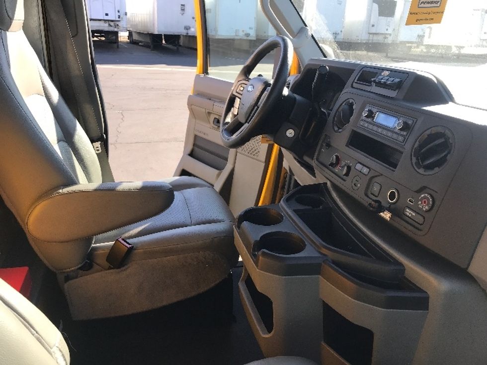 Light Duty Box Truck-Light and Medium Duty Trucks-Ford-2022-E350-Fontana-CA-70,081\n\t\tmiles-$ 35,250 - Image 22