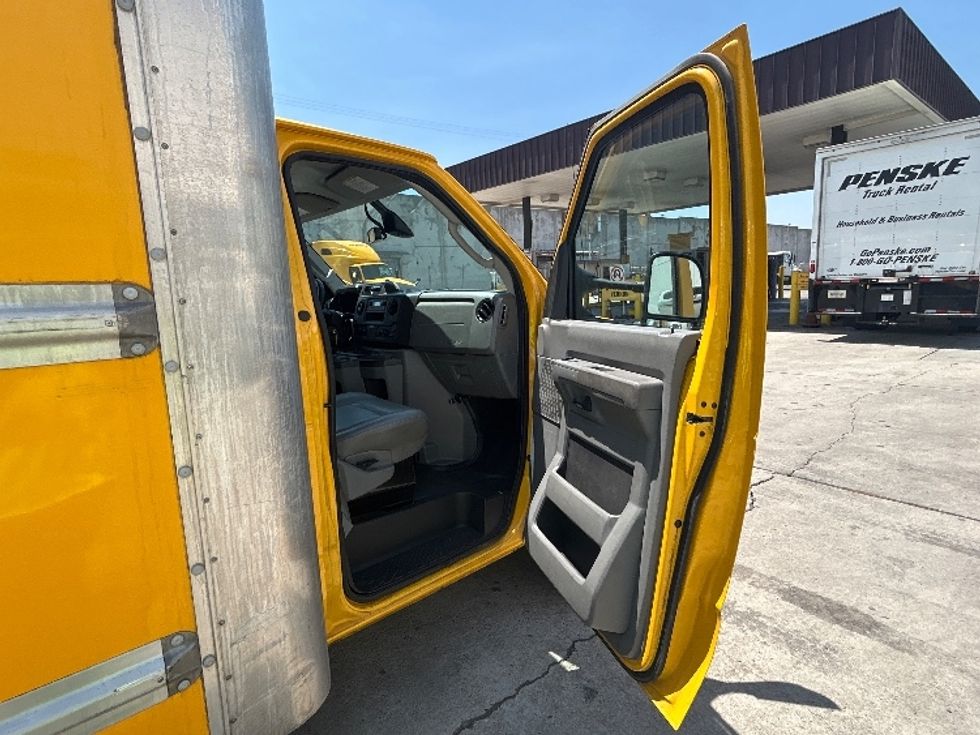 Light Duty Box Truck-Light and Medium Duty Trucks-Ford-2022-E350-Fontana-CA-87,141\n\t\tmiles-$ 30,750 - Image 20