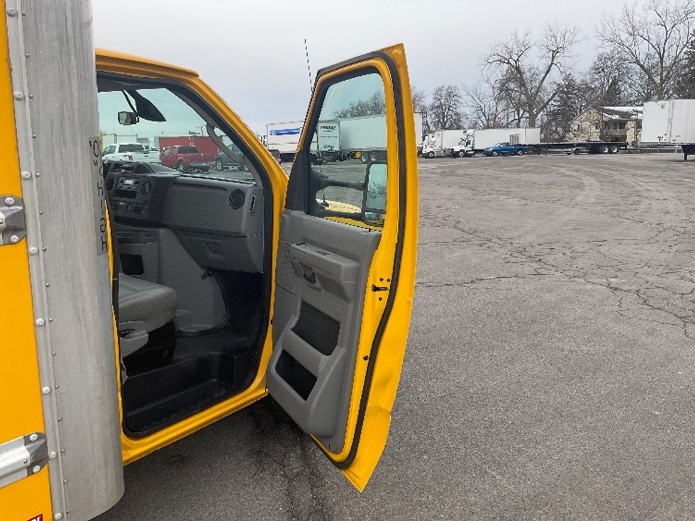 Light Duty Box Truck-Light and Medium Duty Trucks-Ford-2022-E350-Fort Wayne-IN-90,661\n\t\tmiles-$ 28,250 - Image 20