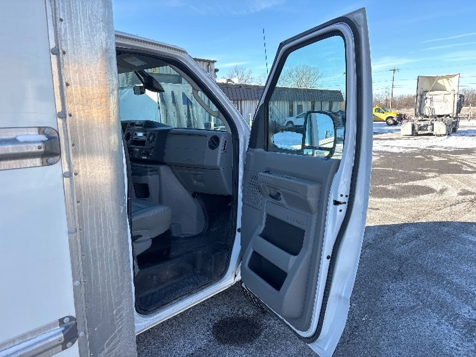 Light Duty Box Truck-Light and Medium Duty Trucks-Ford-2022-E350-Fort Wayne-IN-95,080\n\t\tmiles-$ 30,500 - Image 20