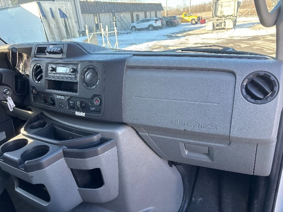 Light Duty Box Truck-Light and Medium Duty Trucks-Ford-2022-E350-Fort Wayne-IN-95,080\n\t\tmiles-$ 30,500 - Image 21