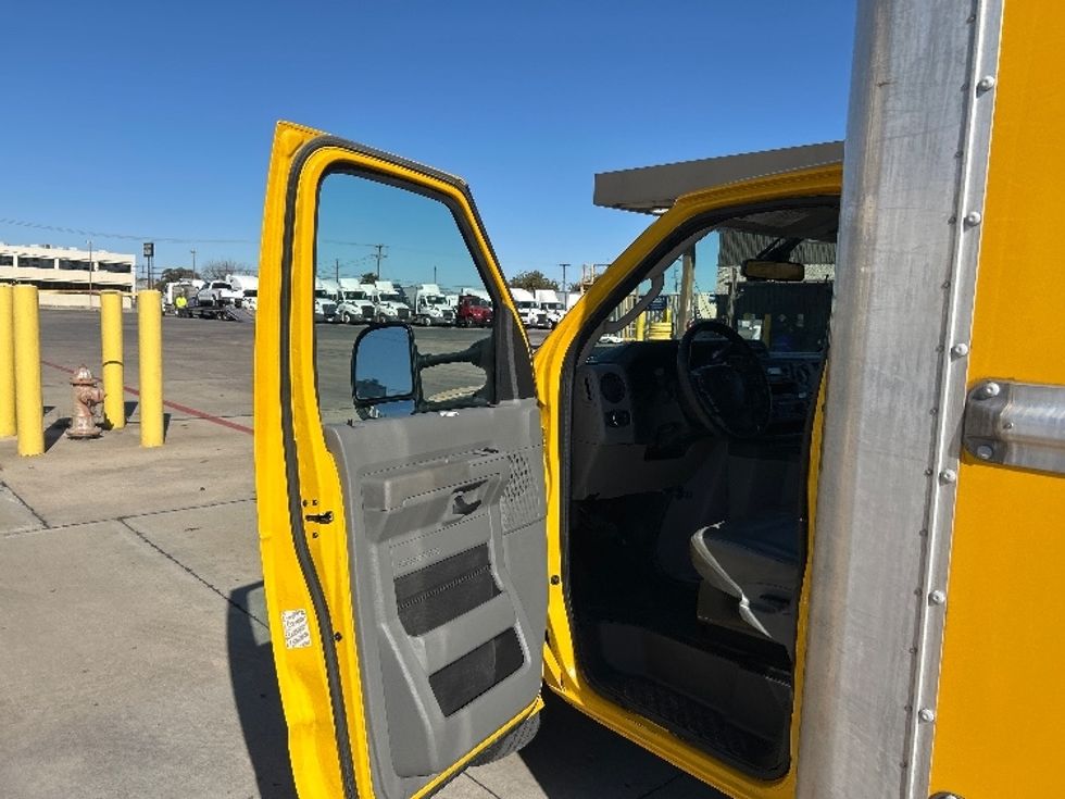 Light Duty Box Truck-Light and Medium Duty Trucks-Ford-2022-E350-Fort Worth-TX-88,854\n\t\tmiles-$ 29,250 - Image 15