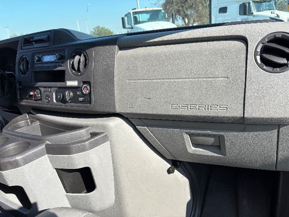 Light Duty Box Truck-Light and Medium Duty Trucks-Ford-2022-E350-Fresno-CA-116,587\n\t\tmiles-$ 29,250 - Image 19