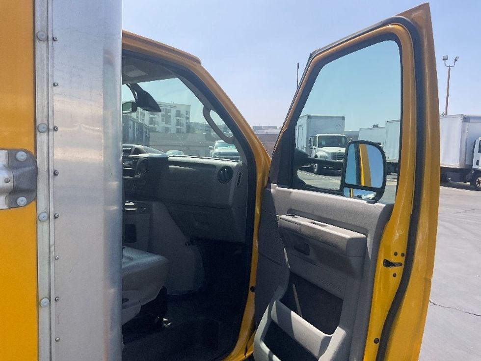 Light Duty Box Truck-Light and Medium Duty Trucks-Ford-2022-E350-Fresno-CA-63,795\n\t\tmiles-$ 33,000 - Image 19