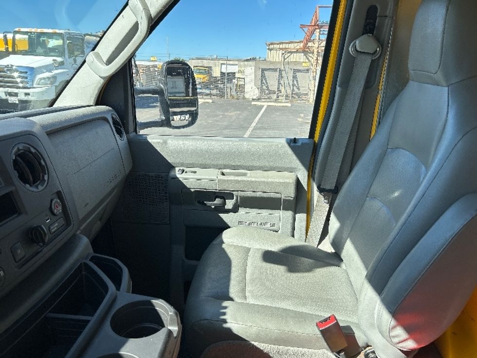 Light Duty Box Truck-Light and Medium Duty Trucks-Ford-2022-E350-Fresno-CA-72,698\n\t\tmiles-$ 32,500 - Image 19