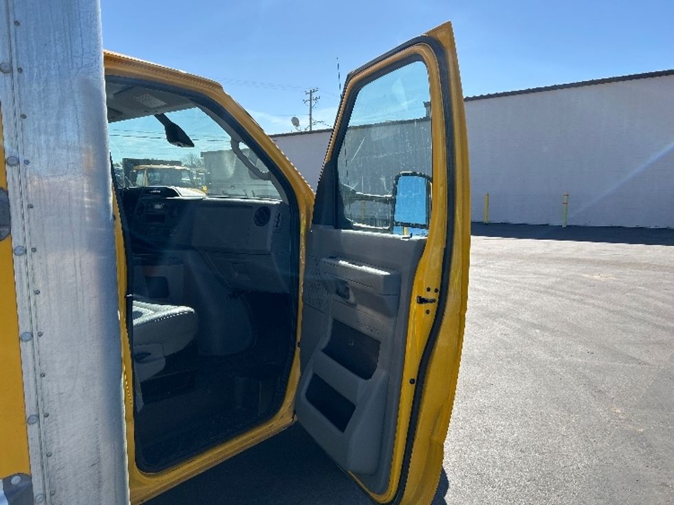 Light Duty Box Truck-Light and Medium Duty Trucks-Ford-2022-E350-Fresno-CA-72,698\n\t\tmiles-$ 32,500 - Image 20