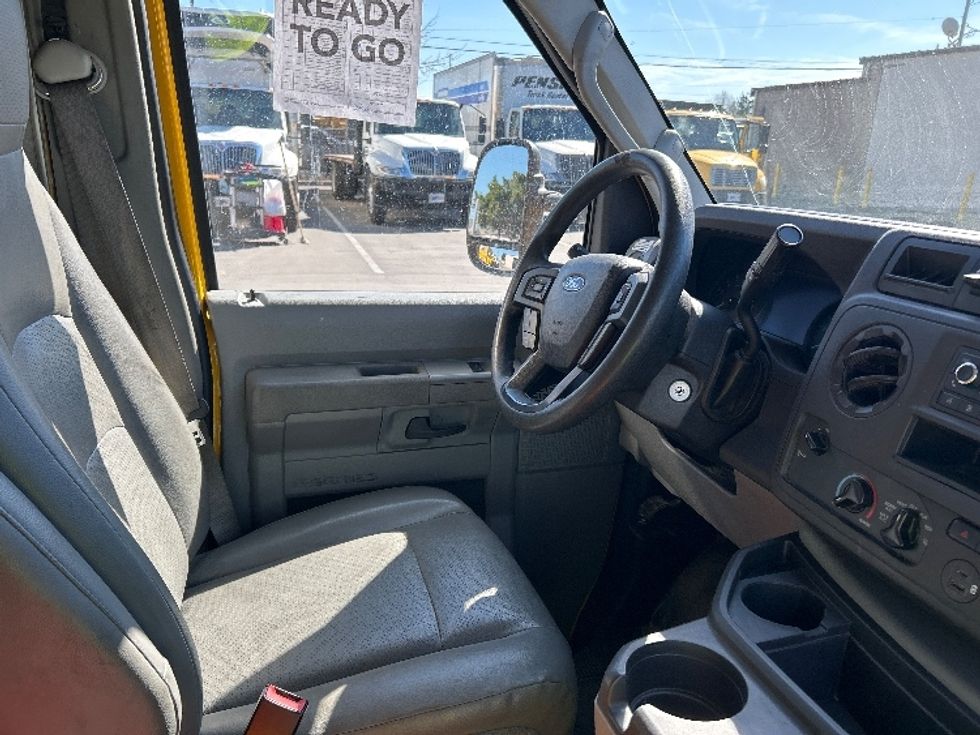 Light Duty Box Truck-Light and Medium Duty Trucks-Ford-2022-E350-Fresno-CA-72,698\n\t\tmiles-$ 32,500 - Image 22