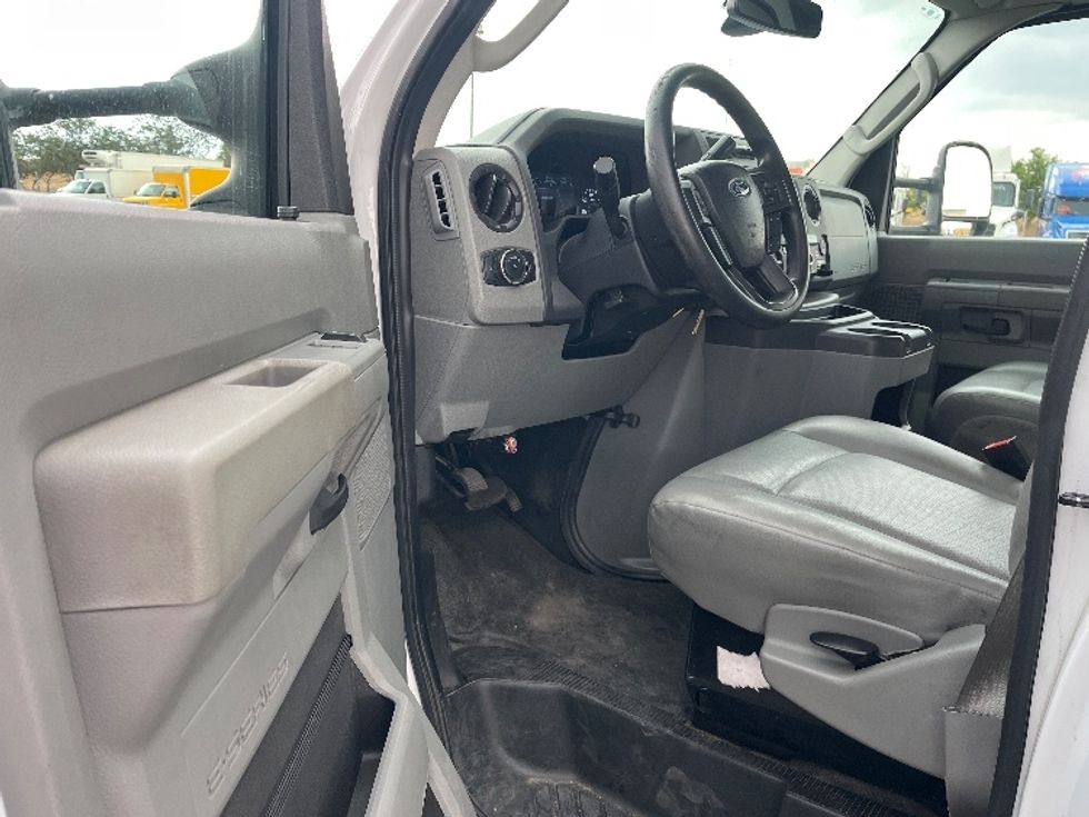 Light Duty Box Truck-Light and Medium Duty Trucks-Ford-2022-E350-Fresno-CA-79,345\n\t\tmiles-$ 32,250 - Image 14