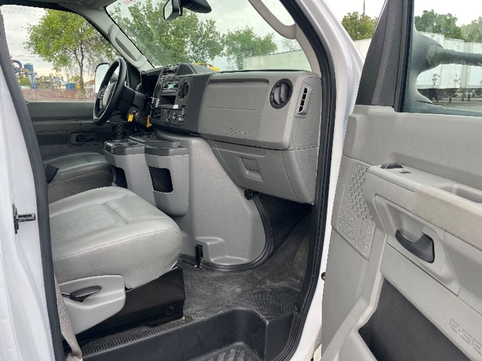 Light Duty Box Truck-Light and Medium Duty Trucks-Ford-2022-E350-Fresno-CA-79,345\n\t\tmiles-$ 32,250 - Image 18