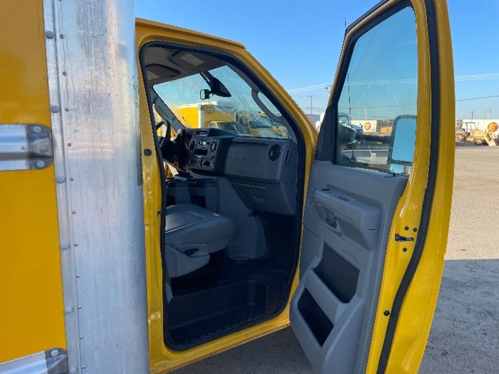 Light Duty Box Truck-Light and Medium Duty Trucks-Ford-2022-E350-Fresno-CA-82,663\n\t\tmiles-$ 37,000 - Image 18