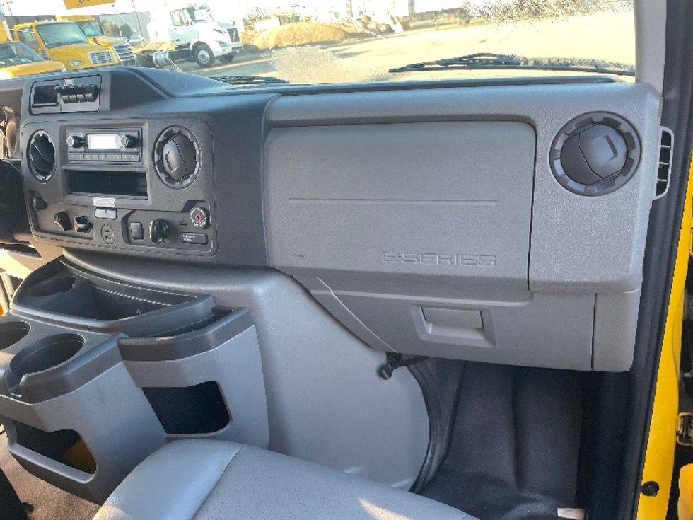 Light Duty Box Truck-Light and Medium Duty Trucks-Ford-2022-E350-Fresno-CA-82,663\n\t\tmiles-$ 37,000 - Image 19