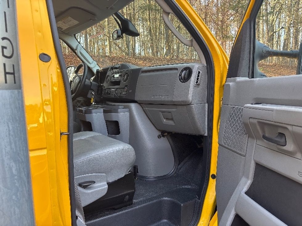 Light Duty Box Truck-Light and Medium Duty Trucks-Ford-2022-E350-Gainesville-GA-95,148\n\t\tmiles-$ 30,000 - Image 19