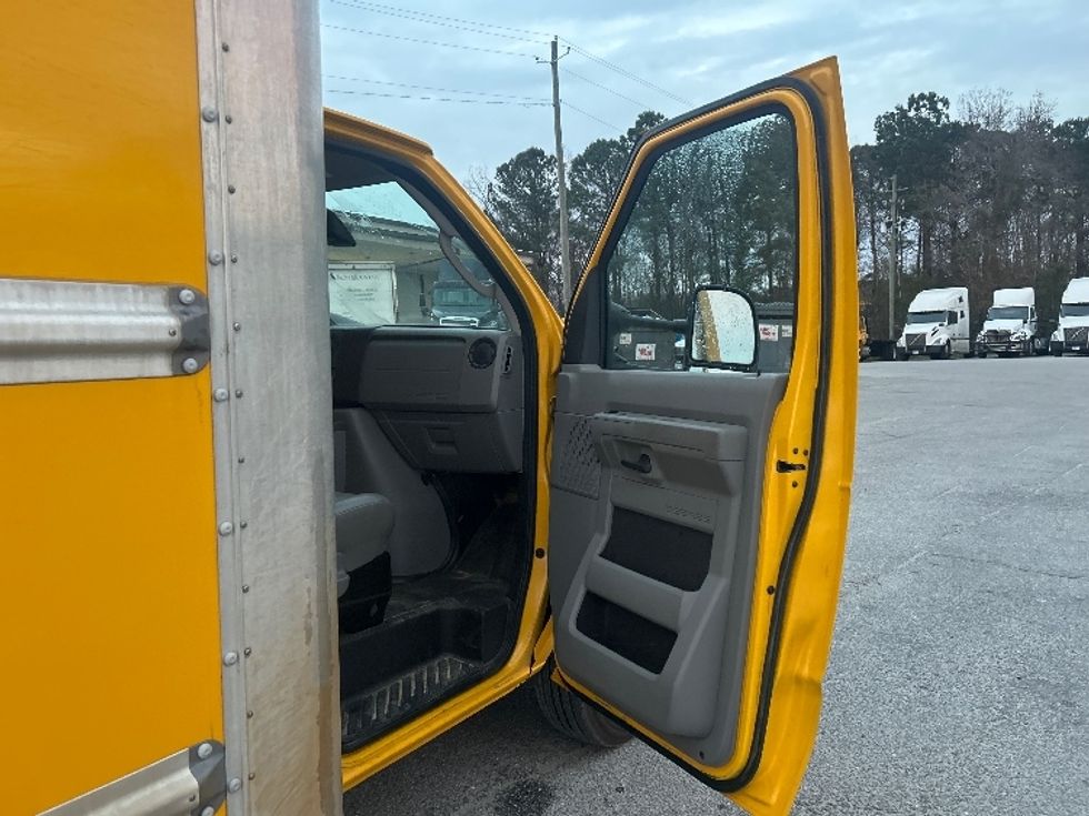 Light Duty Box Truck-Light and Medium Duty Trucks-Ford-2022-E350-Garden City-GA-89,952\n\t\tmiles-$ 31,000 - Image 18