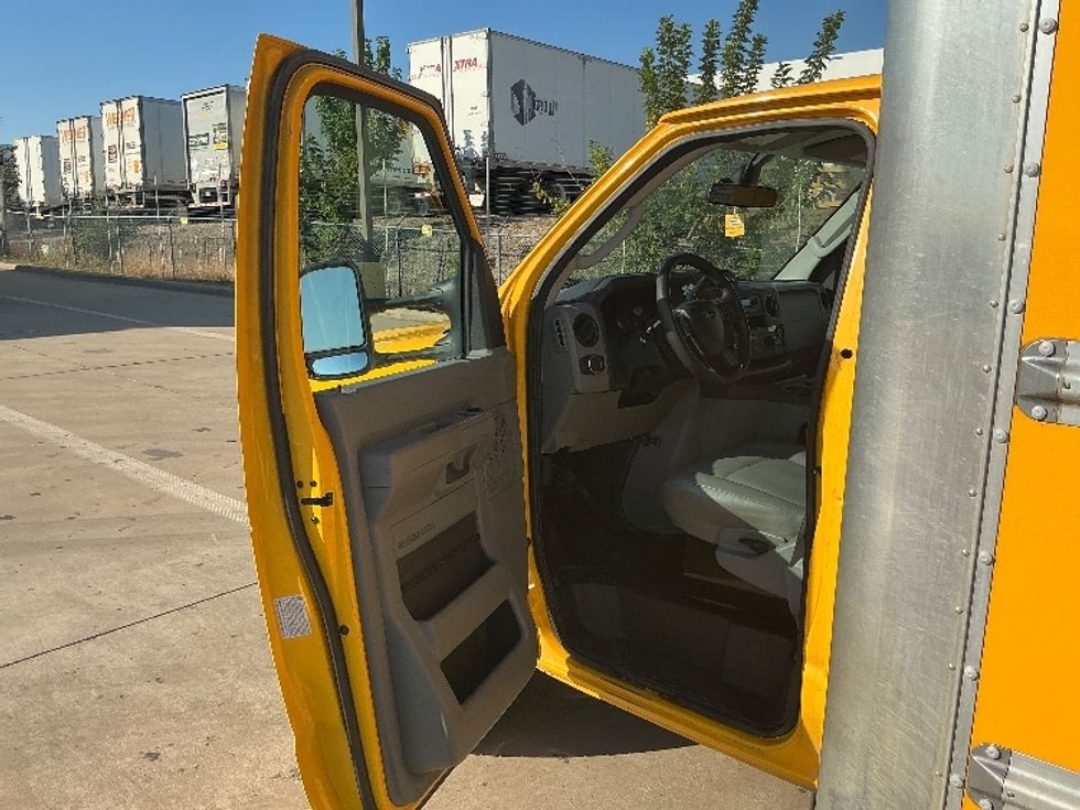 Light Duty Box Truck-Light and Medium Duty Trucks-Ford-2022-E350-Grand Prairie-TX-141,014\n\t\tmiles-$ 21,750 - Image 16