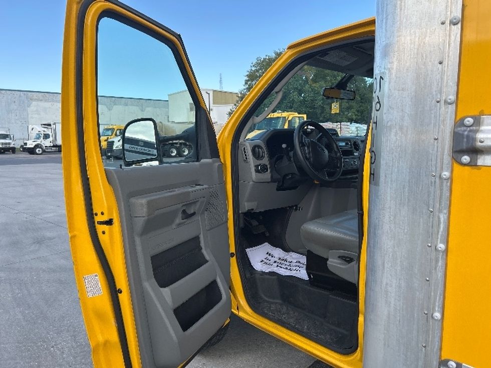 Light Duty Box Truck-Light and Medium Duty Trucks-Ford-2022-E350-Harahan-LA-104,734\n\t\tmiles-$ 26,000 - Image 12