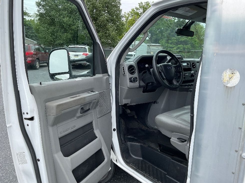 Light Duty Box Truck-Light and Medium Duty Trucks-Ford-2022-E350-Harrisburg-PA-72,663\n\t\tmiles-$ 31,500 - Image 16