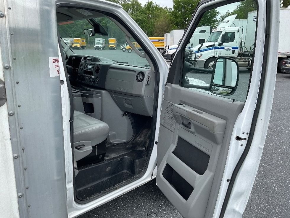 Light Duty Box Truck-Light and Medium Duty Trucks-Ford-2022-E350-Harrisburg-PA-72,663\n\t\tmiles-$ 31,500 - Image 19