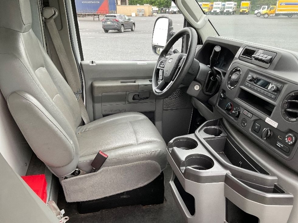 Light Duty Box Truck-Light and Medium Duty Trucks-Ford-2022-E350-Harrisburg-PA-72,663\n\t\tmiles-$ 31,500 - Image 21