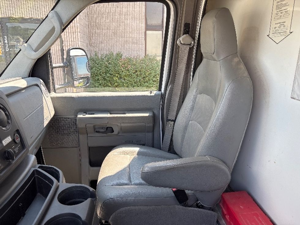 Light Duty Box Truck-Light and Medium Duty Trucks-Ford-2022-E350-Harrisonburg-VA-86,658\n\t\tmiles-$ 32,000 - Image 19