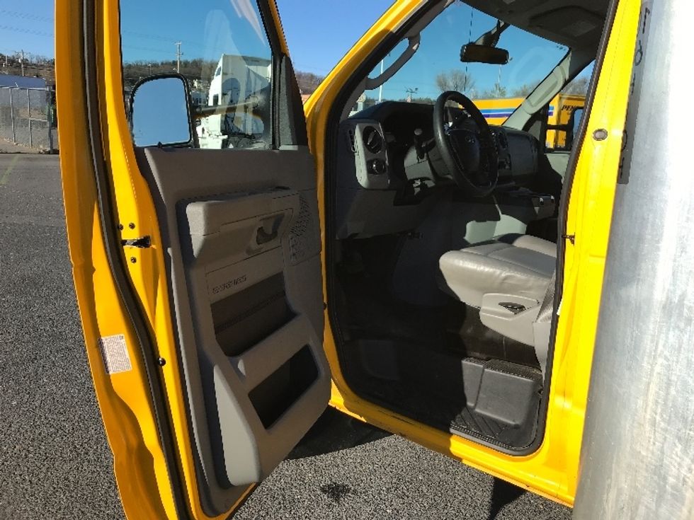 Light Duty Box Truck-Light and Medium Duty Trucks-Ford-2022-E350-Harrisonburg-VA-87,402\n\t\tmiles-$ 31,250 - Image 16