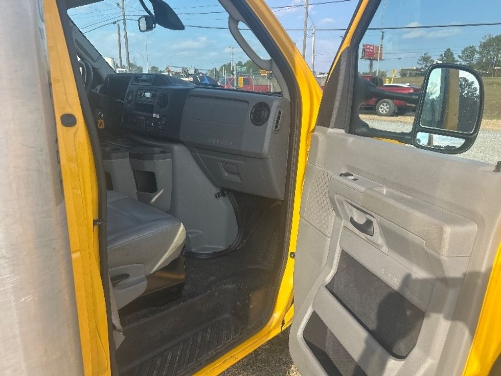 Light Duty Box Truck-Light and Medium Duty Trucks-Ford-2022-E350-Hattiesburg-MS-94,148\n\t\tmiles-$ 28,500 - Image 20