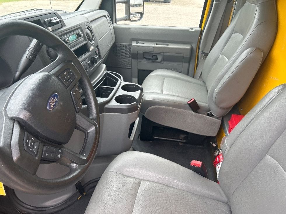 Light Duty Box Truck-Light and Medium Duty Trucks-Ford-2022-E350-Holland-MI-88,603\n\t\tmiles-$ 27,250 - Image 19