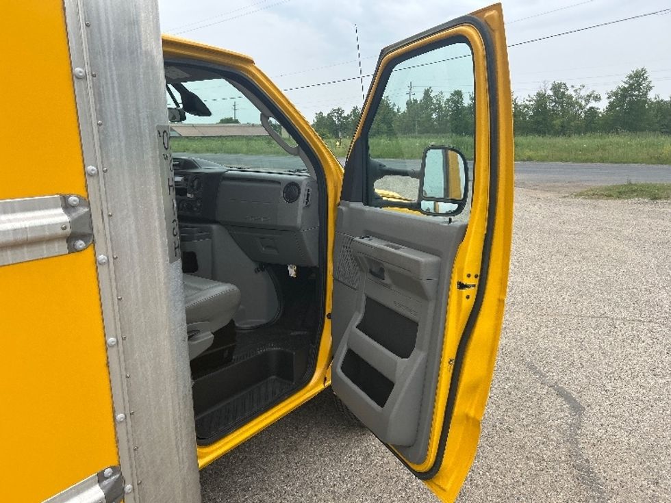 Light Duty Box Truck-Light and Medium Duty Trucks-Ford-2022-E350-Holland-MI-88,603\n\t\tmiles-$ 27,250 - Image 20
