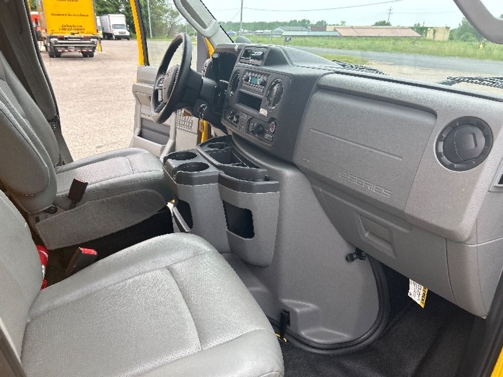 Light Duty Box Truck-Light and Medium Duty Trucks-Ford-2022-E350-Holland-MI-88,603\n\t\tmiles-$ 27,250 - Image 22