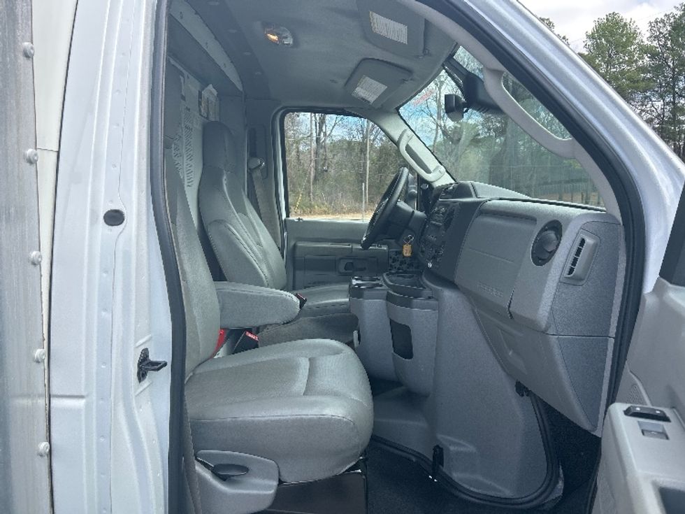 Light Duty Box Truck-Light and Medium Duty Trucks-Ford-2022-E350-Homewood-AL-89,412\n\t\tmiles-$ 33,500 - Image 22