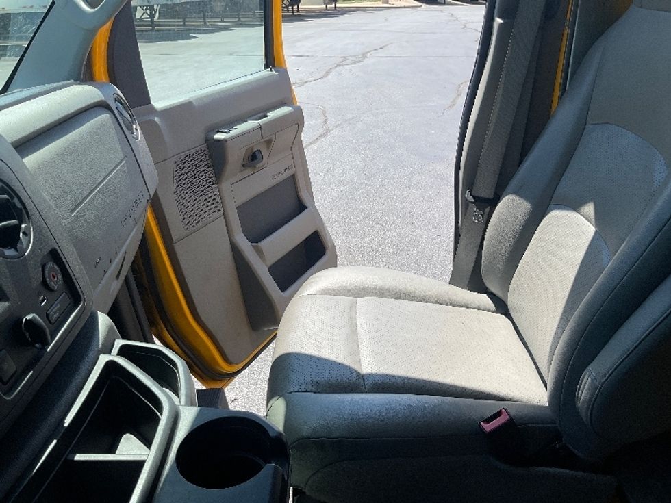 Light Duty Box Truck-Light and Medium Duty Trucks-Ford-2022-E350-Houston-TX-87,554\n\t\tmiles-$ 29,000 - Image 19