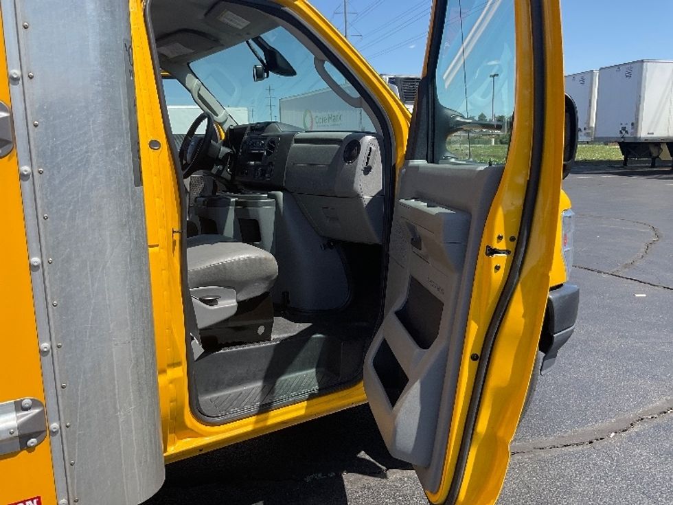 Light Duty Box Truck-Light and Medium Duty Trucks-Ford-2022-E350-Houston-TX-87,554\n\t\tmiles-$ 29,000 - Image 20