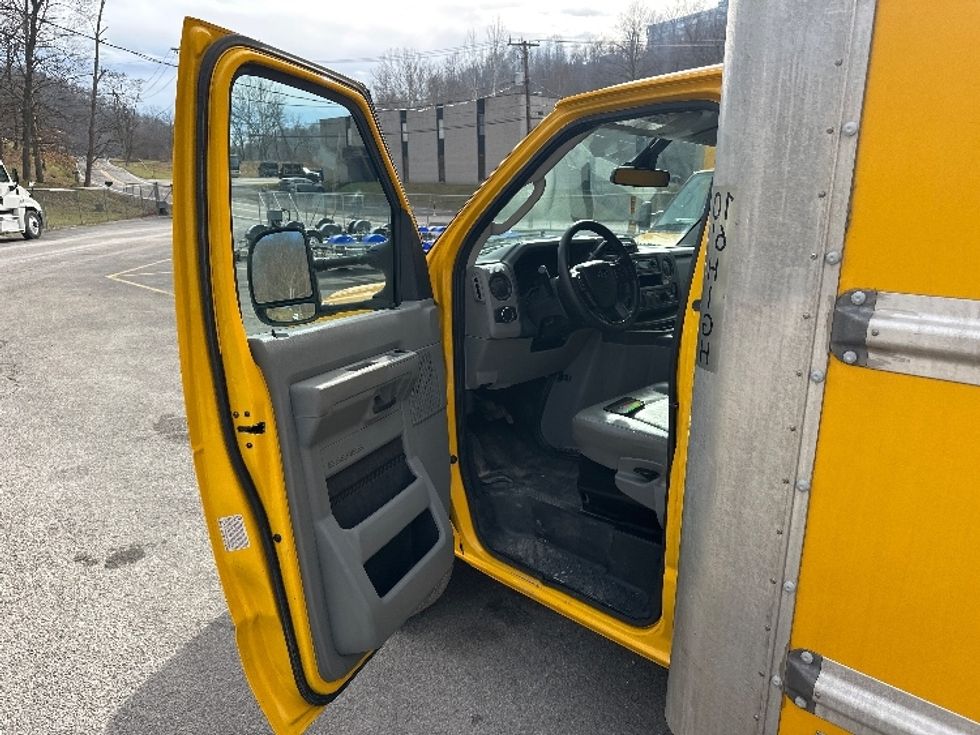 Light Duty Box Truck-Light and Medium Duty Trucks-Ford-2022-E350-Huntington-WV-97,988\n\t\tmiles-$ 27,250 - Image 16