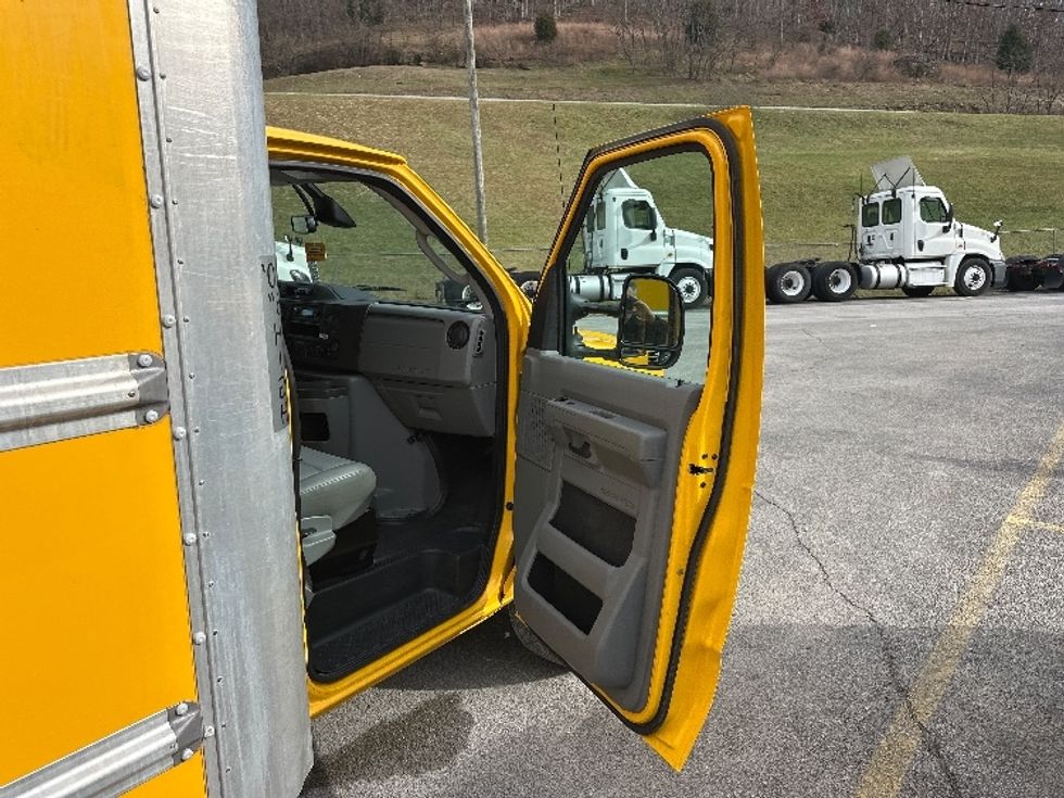 Light Duty Box Truck-Light and Medium Duty Trucks-Ford-2022-E350-Huntington-WV-97,988\n\t\tmiles-$ 27,250 - Image 20