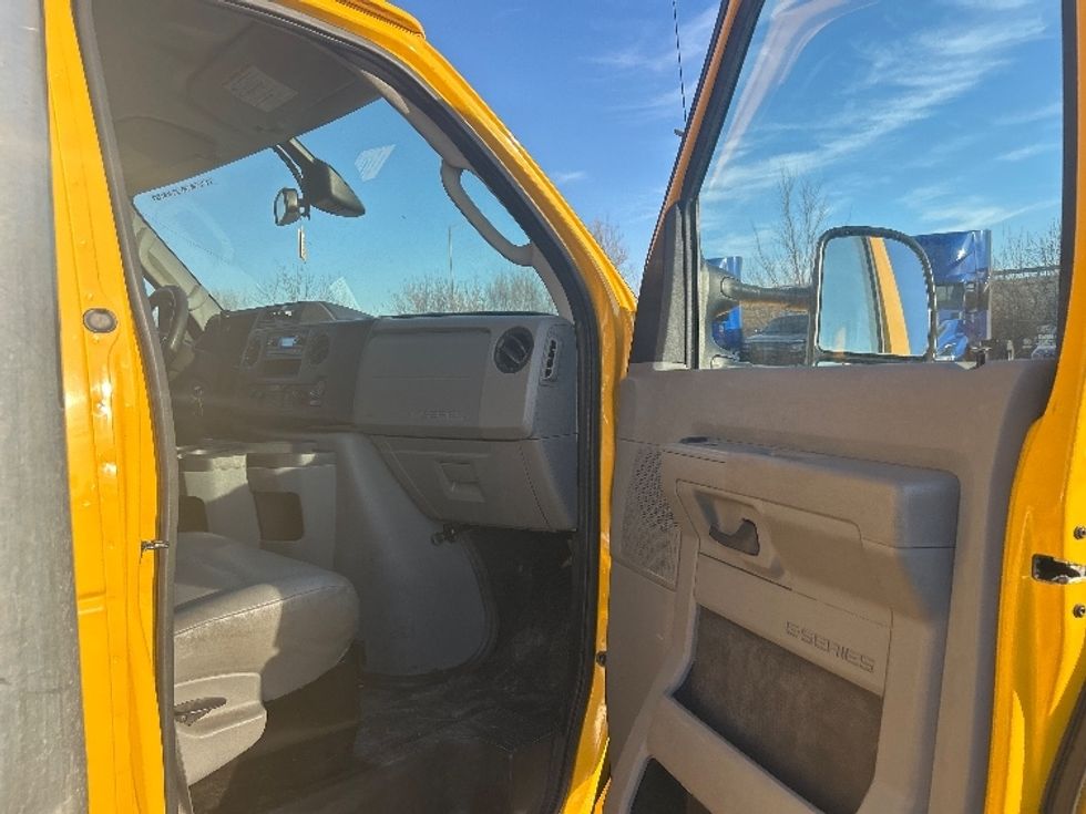 Light Duty Box Truck-Light and Medium Duty Trucks-Ford-2022-E350-Indianapolis-IN-89,279\n\t\tmiles-$ 28,250 - Image 19