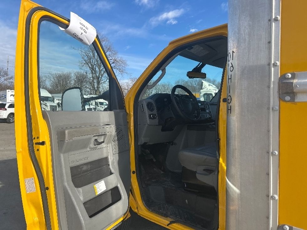 Light Duty Box Truck-Light and Medium Duty Trucks-Ford-2022-E350-Indianapolis-IN-99,559\n\t\tmiles-$ 27,250 - Image 15