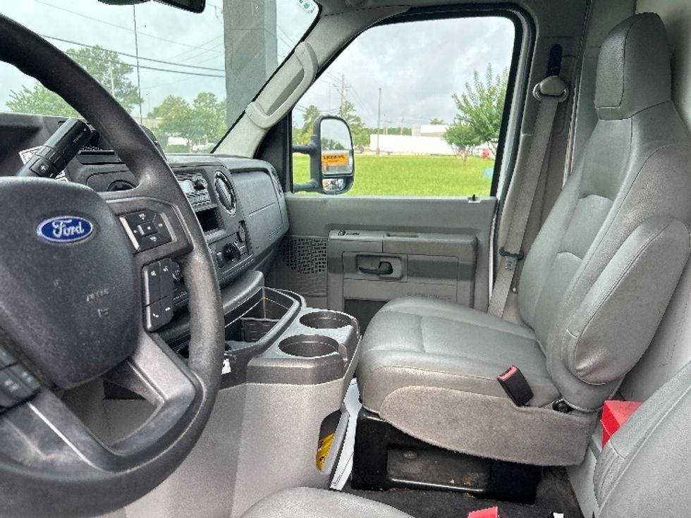 Light Duty Box Truck-Light and Medium Duty Trucks-Ford-2022-E350-Jackson-MS-117,488\n\t\tmiles-$ 28,500 - Image 17