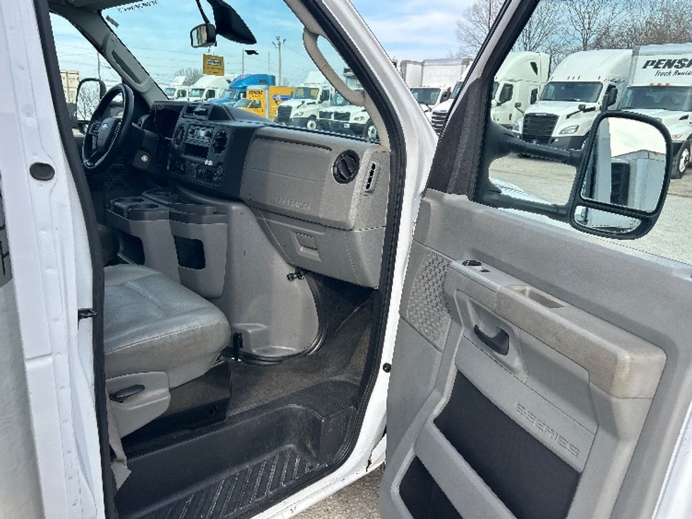 Light Duty Box Truck-Light and Medium Duty Trucks-Ford-2022-E350-Jackson-TN-153,395\n\t\tmiles-$ 21,750 - Image 20