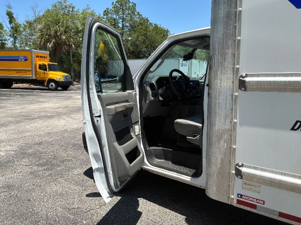 Light Duty Box Truck-Light and Medium Duty Trucks-Ford-2022-E350-Jacksonville-FL-124,343\n\t\tmiles-$ 25,750 - Image 16