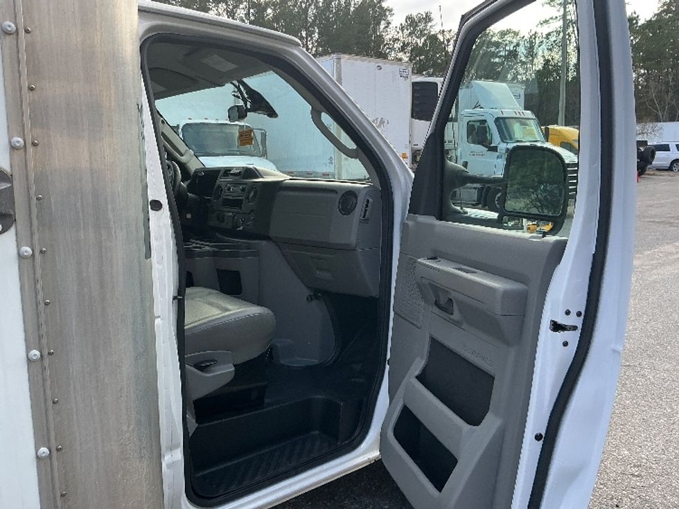Light Duty Box Truck-Light and Medium Duty Trucks-Ford-2022-E350-Jacksonville-FL-89,514\n\t\tmiles-$ 33,500 - Image 19