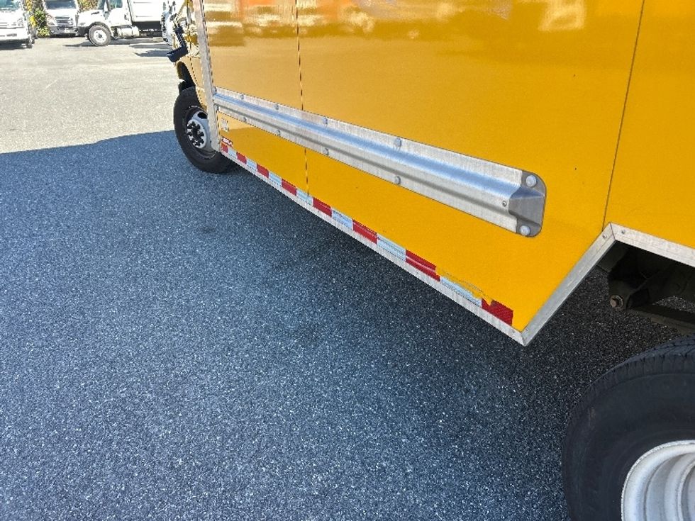 Light Duty Box Truck-Light and Medium Duty Trucks-Ford-2022-E350-Jacksonville-FL-90,812\n\t\tmiles-$ 30,250 - Image 5