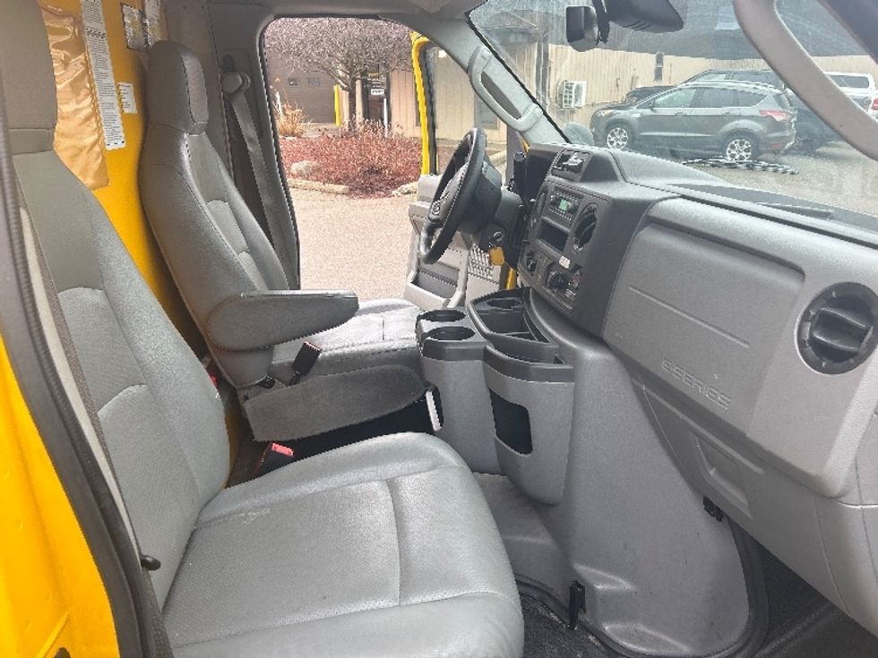 Light Duty Box Truck-Light and Medium Duty Trucks-Ford-2022-E350-Kalamazoo-MI-98,471\n\t\tmiles-$ 27,750 - Image 22