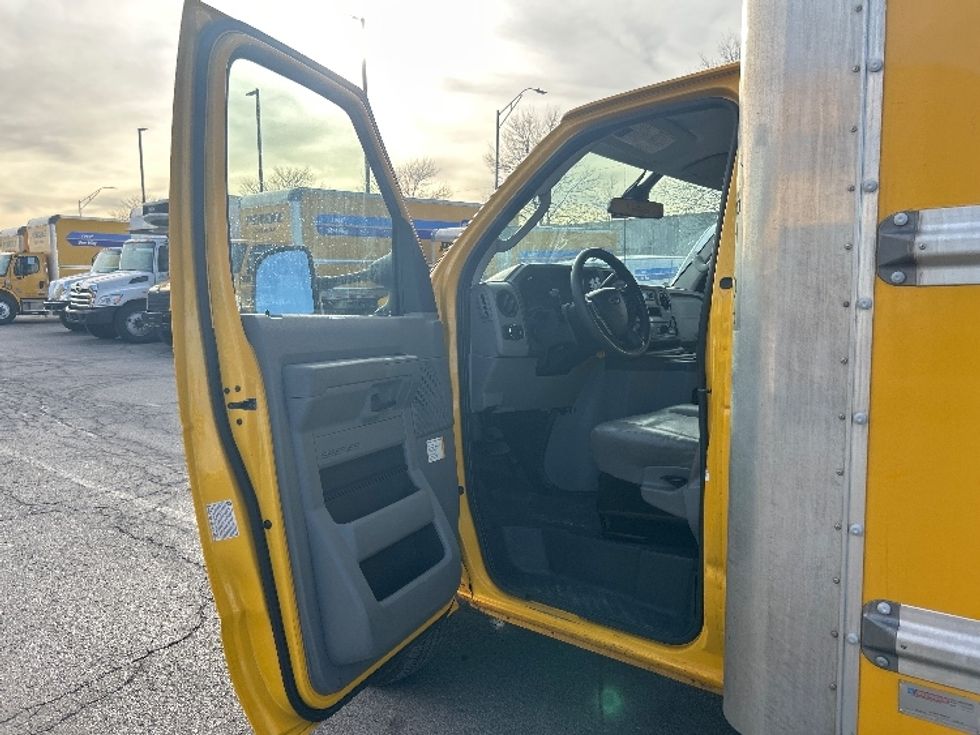 Light Duty Box Truck-Light and Medium Duty Trucks-Ford-2022-E350-Kansas City-MO-88,407\n\t\tmiles-$ 29,000 - Image 16