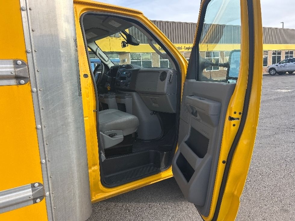 Light Duty Box Truck-Light and Medium Duty Trucks-Ford-2022-E350-Kansas City-MO-88,407\n\t\tmiles-$ 29,000 - Image 20