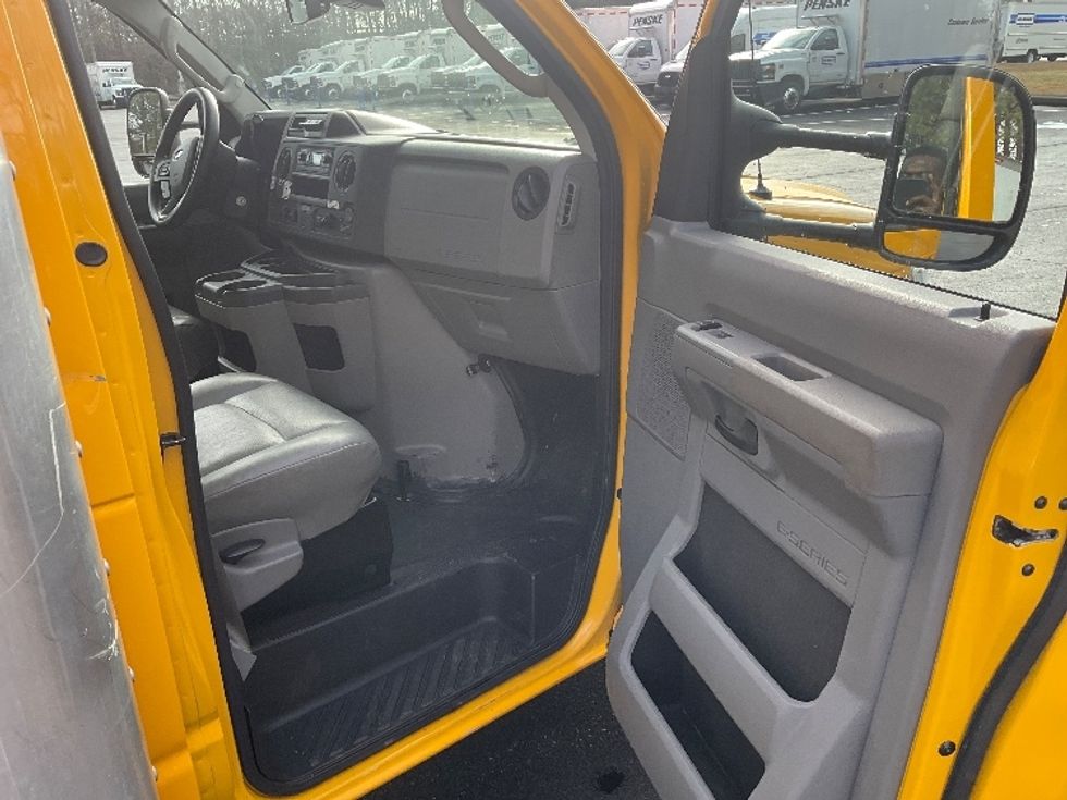 Light Duty Box Truck-Light and Medium Duty Trucks-Ford-2022-E350-Kennesaw-GA-95,342\n\t\tmiles-$ 28,500 - Image 19