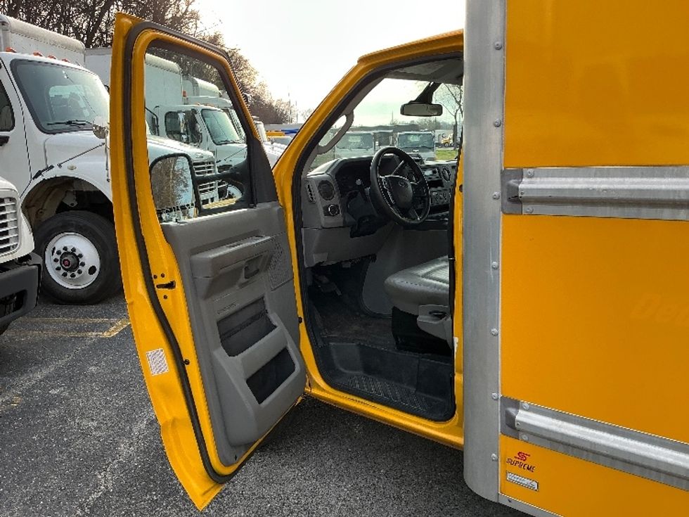 Light Duty Box Truck-Light and Medium Duty Trucks-Ford-2022-E350-Knoxville-TN-105,519\n\t\tmiles-$ 28,250 - Image 16